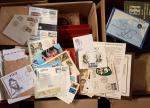 Dans deux gros cartons, ensemble de timbres, lettres et documents...