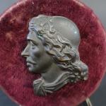 Paire de médaillons ornés de figures en profil de Molière...