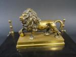 Lion de Waterloo en bronze, la patte posée sur un...