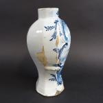 DELFT : Vase balustre de forme aplatie en faïence à...