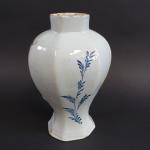 DELFT : Vase balustre de forme aplatie en faïence à...
