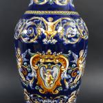GIEN : Vase en faïence à décor polychrome de style...