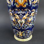 GIEN : Vase en faïence à décor polychrome de style...