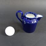 SEVRES : Pot à lait couvert en porcelaine "bleu de...