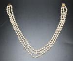 Collier trois rangs de perles fermoir carré en or serti...
