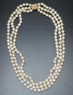 Collier trois rangs de perles fermoir carré en or serti...
