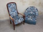 Fauteuil Voltaire et fauteuil crapaud en velours bleu à décor...