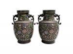 CHINE
Paire de vases en bronze cloisonné et émaux polychromes, agrémentés...