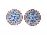 CHINE
Paire d'assiettes rondes en porcelaine à décor Imari
XVIIIème
D.: 21.8 cm...