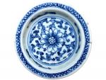 CHINE
Saleron rond en porcelaine à décor bleu blanc de fleur
H.:...