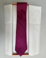 HERMES 
Ensemble de quatre cravates en soie imprimée : 
-...