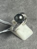 BAGUE en or gris sertie d'une perle noire et petits...