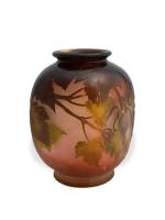 GALLE
Vase en verre multicouche à décor feuillagé dégagé à l'acide...