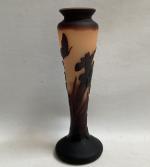 LA ROCHERE
Vase en verre multicouche à décor floral, signé
H.: 28.2...