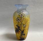 LEGRAS
Vase en verre à décor floral, signé
H.: 23 cm