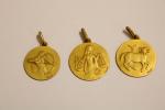 Trois médailles en or jaune gravées par A. AUGIS des...
