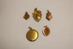 Cinq pendentifs en or certains sertis de petites perles, pierres...