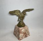 R. RICHARD (XXème)
Aigle aux ailes déployées
Bronze signé, sur un socle...