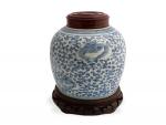 CHINE
Pot à gingembre en porcelaine à décor bleu blanc
H.: 18...