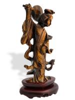 CHINE
Sujet en quartz brun représentant une femme dansant
H.: 17 cm...