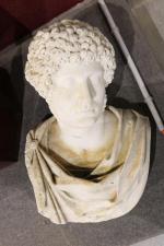 Homme en buste dans le style romain, sujet en marbre...