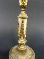 Paire de bougeoirs de style Louis XVI en bronze doré...