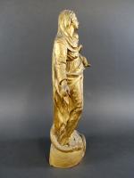 Vierge à l'Enfant foulant le serpent en terre cuite dorée,...