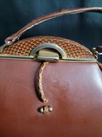 Vintage petit sac à main en cuir, fermoir en métal...