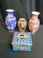 Porcelaine asiatique comprenant 3 petits vases et boite, 9 cm...