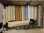 Lot de deux cartons d'environ 60 ouvrages divers : romans...