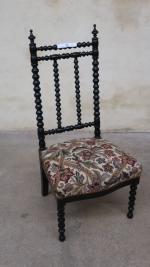 Chaise chauffeuse d'époque Napoléon III en bois noirci, montants chapelets,...