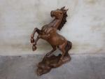 INDONESIE - Grand cheval cabré en bois exotique sculpté d'un...