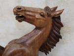 INDONESIE - Grand cheval cabré en bois exotique sculpté d'un...