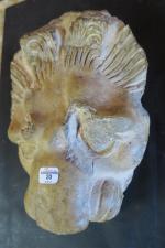 Muffle de lion en pierre sculptée, avec apprêts et traces...