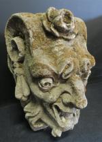 France, XVIIème siècle :Mascaron de satyre grimaçant en pierre calcaire....