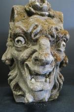France, XVIIème siècle :Mascaron de satyre grimaçant en pierre calcaire....