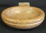 Bénitier ovale en granit, ép. XIX'. Haut. : 14 cm...