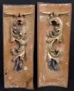 Deux éléments décoratifs en bois doré et peint, sculpté d'une...