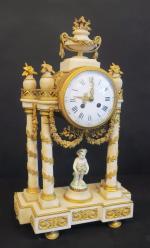 Pendule portique de style Louis XVI en marbre blanc et...