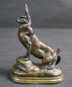 D'après BARYE Antoine-Louis (1796-1875) : Lièvre aux aguets. Bronze patiné,...