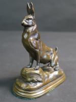 D'après BARYE Antoine-Louis (1796-1875) : Lièvre aux aguets. Bronze patiné,...