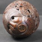 ART POPULAIRE : Noix de Corozo sculptée et ajourée à...