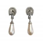PAIRE DE PENDANTS D'OREILLES en or gris et platine,<br />
diamants et perles fines en forme de goutte<br />
Travail Français vers 1950