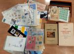 Dans un carton, lot de lettres anciennes, marques postales, timbres...