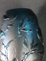 Vase en verre pressé moulé teinté bleu à décor en...