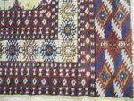 TAPIS noué en laine à décor de motifs géométriques sur...