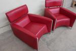 LEOLUX Hollande. 
Paire de beaux fauteuils design en cuir rouge...