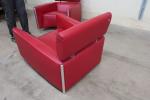 LEOLUX Hollande. 
Paire de beaux fauteuils design en cuir rouge...