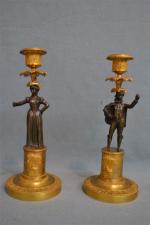 PAIRE DE FLAMBEAUX en bronze doré et patiné figurant deux...