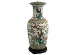 CHINE
Vase en porcelaine à décor polychrome de coqs, feuillage et...